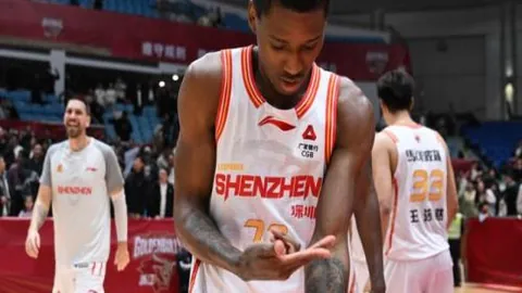 卢克-肖气场待提升！内维尔提醒：队友面临两难抉择困境